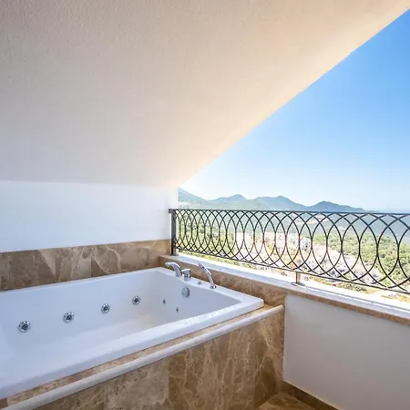 Apartment Luxury Flat With Jacuzzi On The Balcony In
