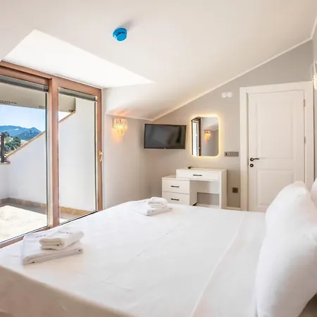 Luxury Flat With Jacuzzi On The Balcony In *